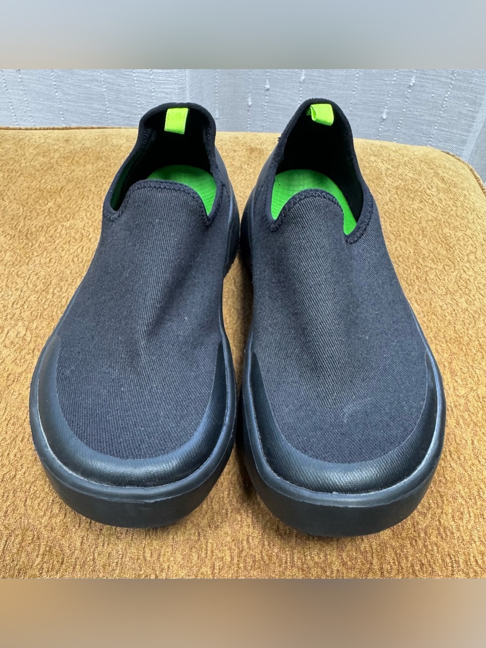 OOFOS Black OOmg eeZee Women's Sz 6.5 Slip-On Shoe Neon Green Innersoles.